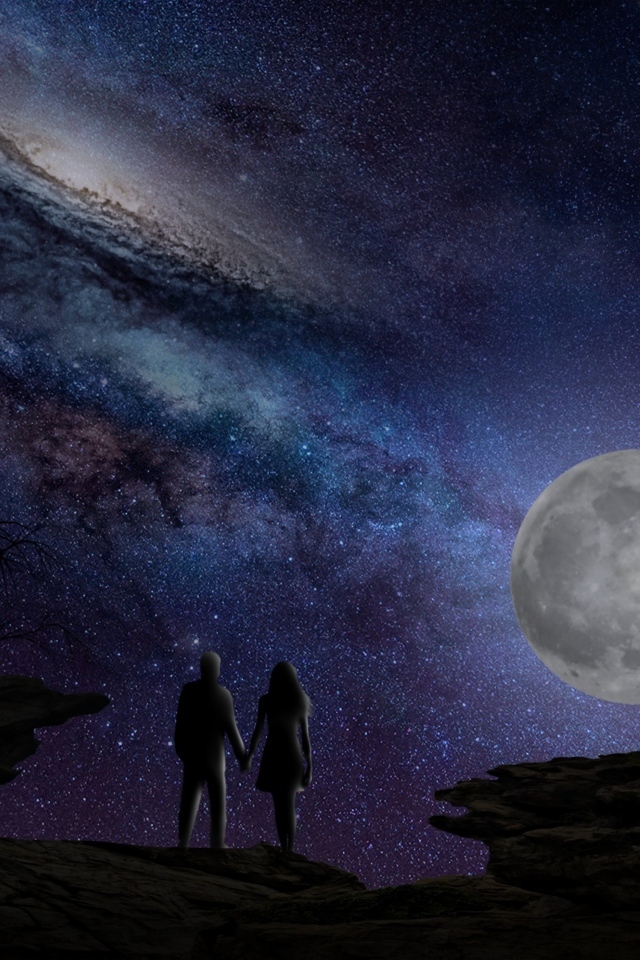 Влюбленная пара на фоне луны и красивого неба