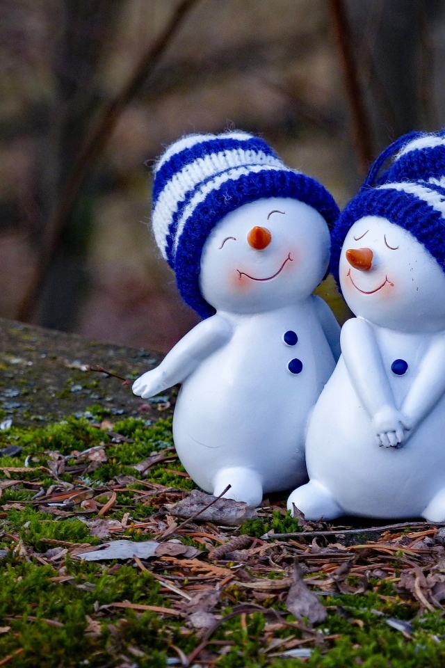 Статуэтка с влюбленными снеговиками на земле