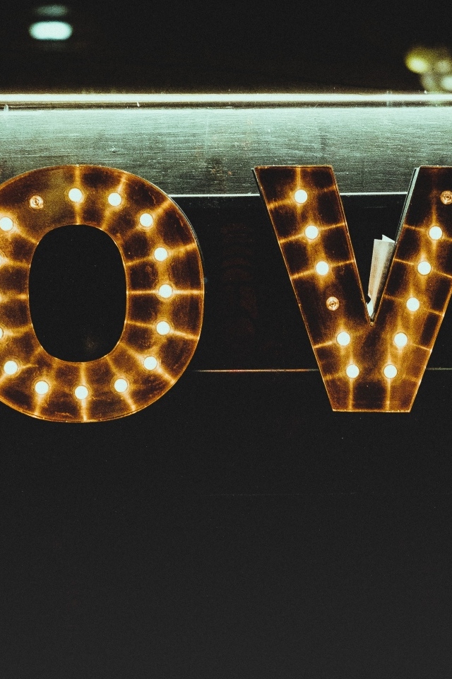 Светящаяся большая надпись любовь