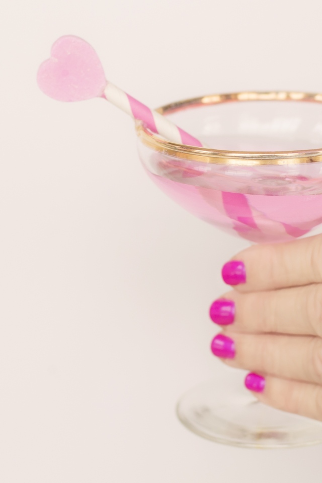 Кольцо в форме сердца на руке девушки с бокалом