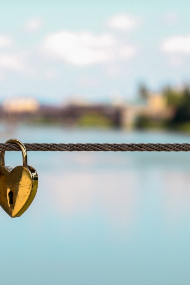 Сердце висит на канате на мосту