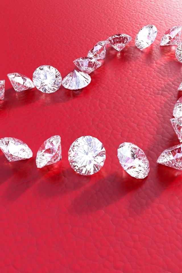 Сердце из бриллиантов на красном фоне