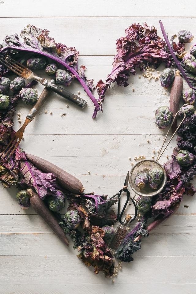 Сердце из овощей на деревянном столе