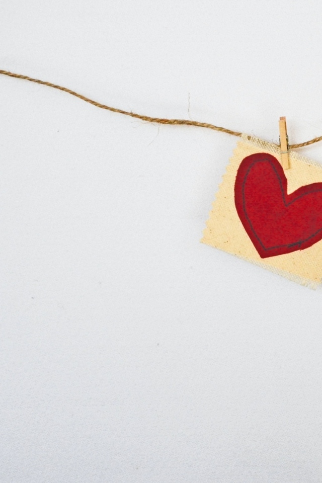 Сердце на кусочке бумаги на сером фоне