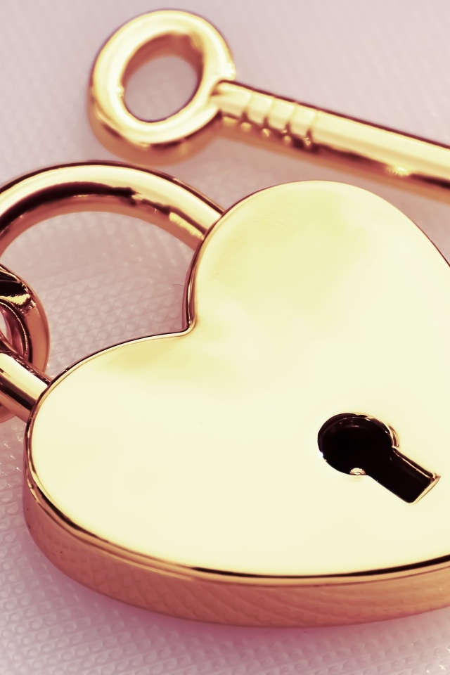 Замок в форме сердца с ключами