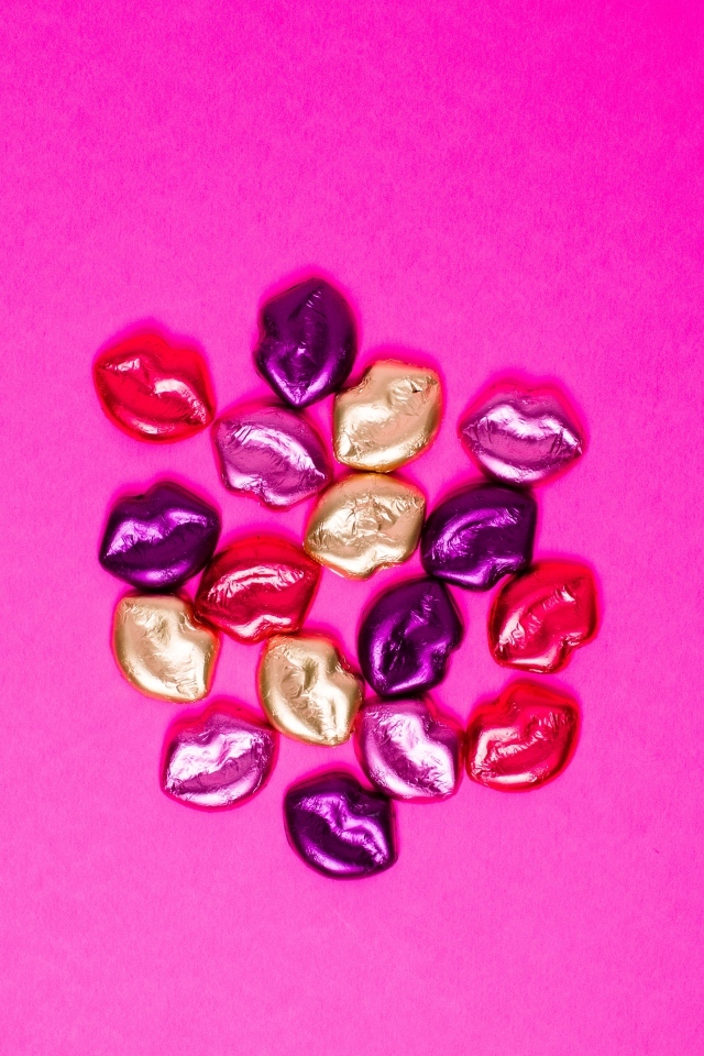 Много поцелуев на розовом фоне