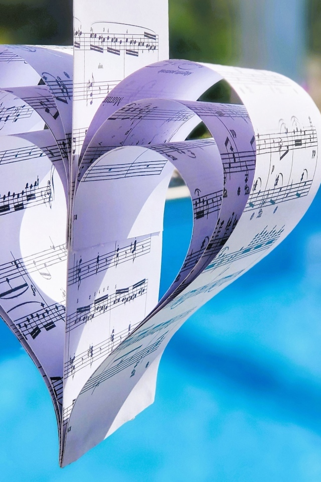 Бумажное сердце из нотной тетради