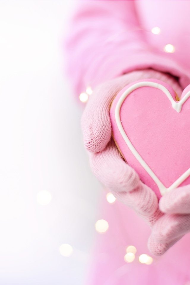Розовое сладкое сердце в руках