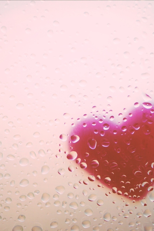 Красное сердце за мокрым стеклом