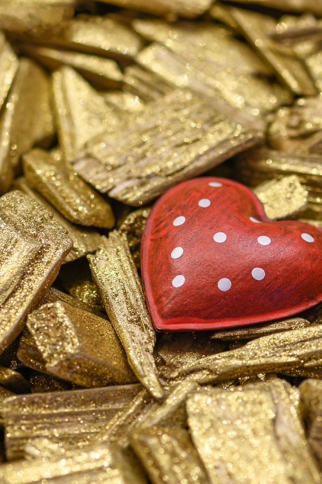 Красное сердечко на золотых щепках