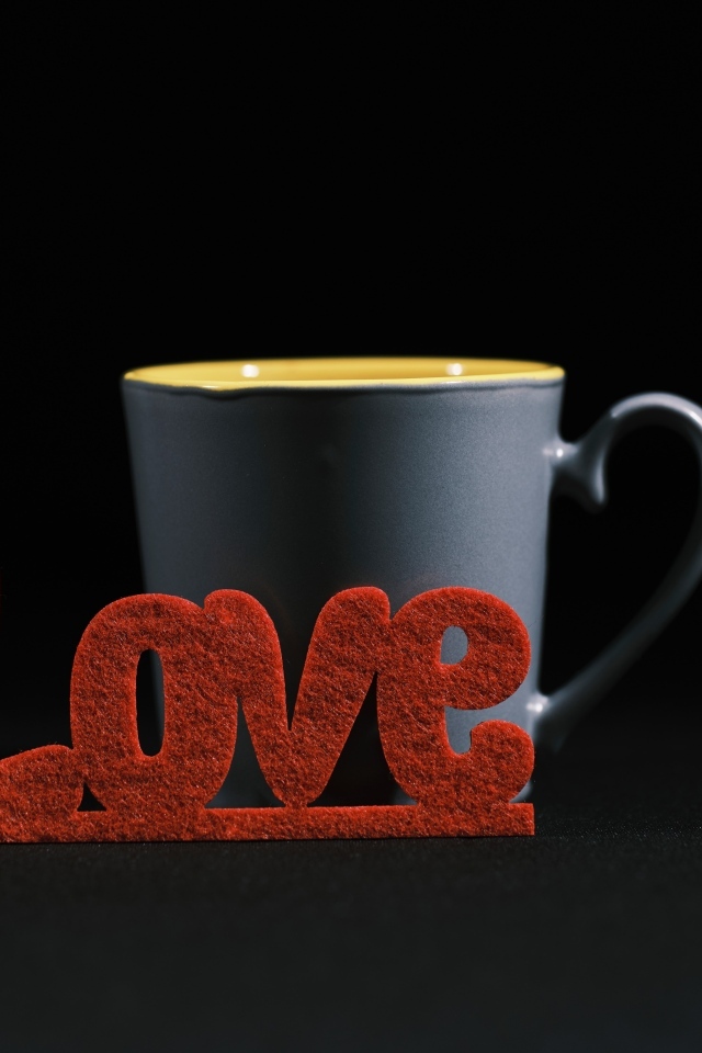 Красная надпись любовь с чашкой кофе