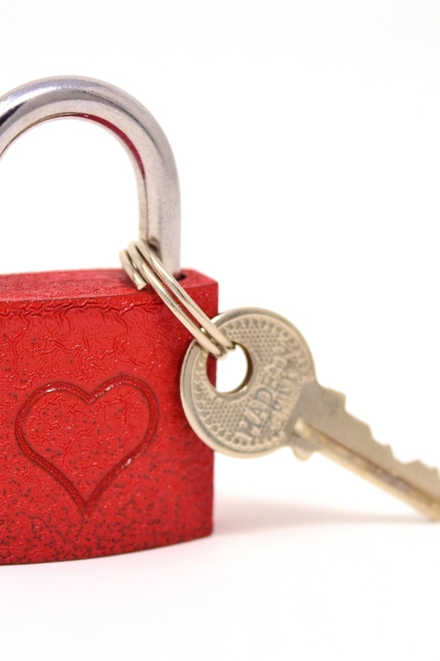 Красный замок с сердцем на белом фоне