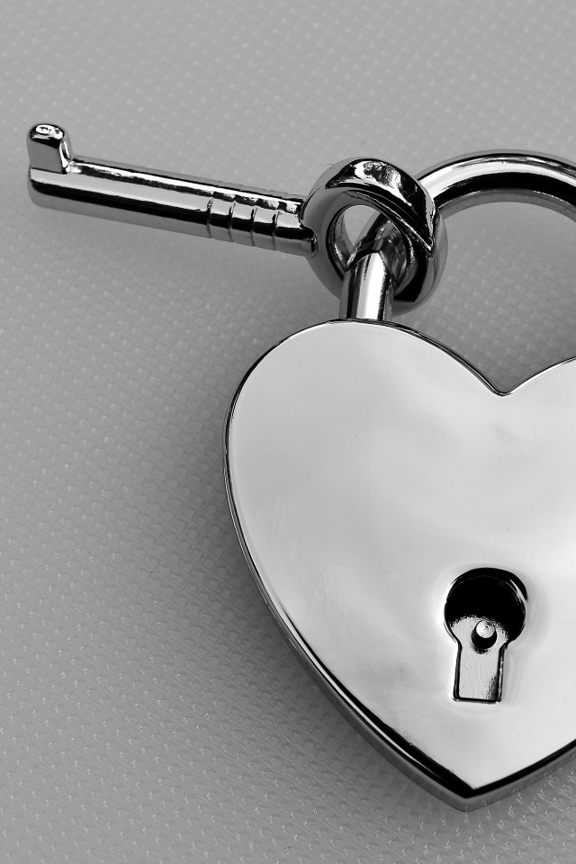 Серебряный замок в форме сердца с ключами