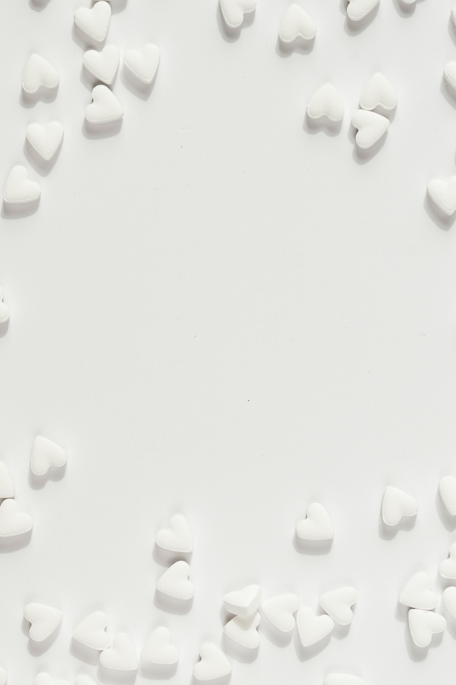 Маленькие белые сердечки на сером фоне