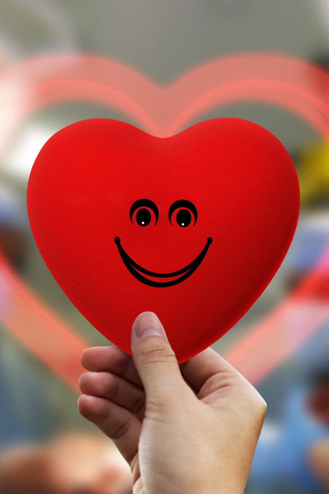 Улыбающееся сердечко в руке
