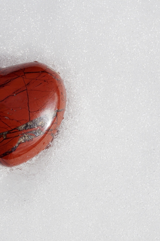 Каменное сердце на холодном белом снегу