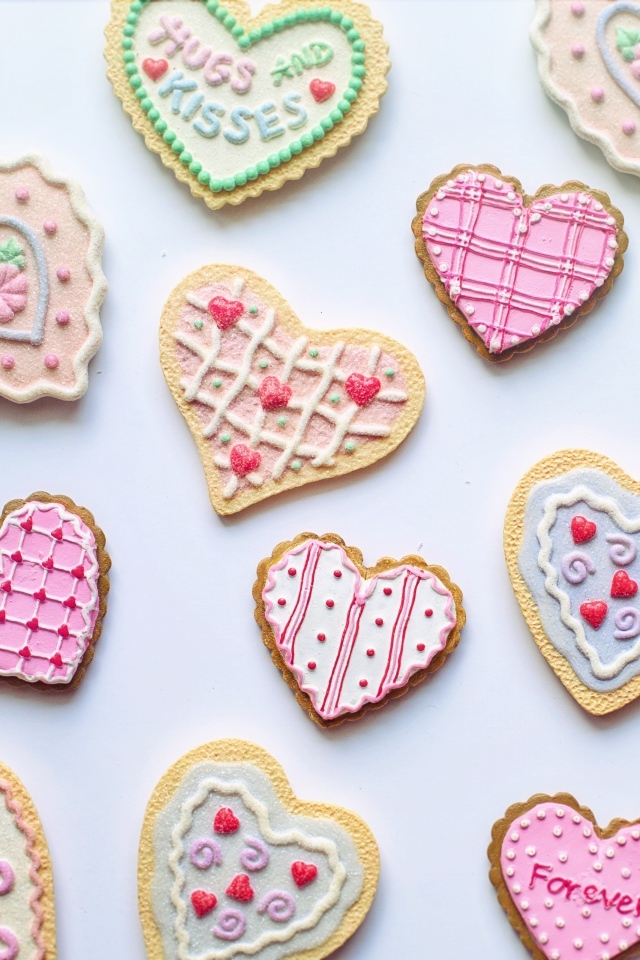 Сладкое печенье в форме сердца на белом столе