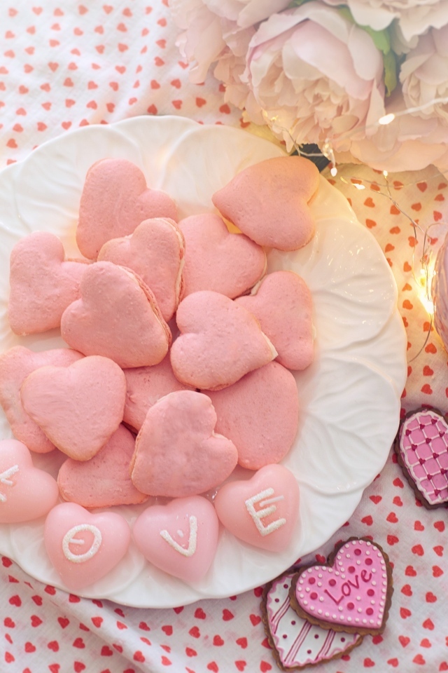 Сладкое розовое печенье в форме сердца для любимой