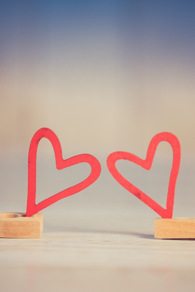 Две прищепки с красным сердцем