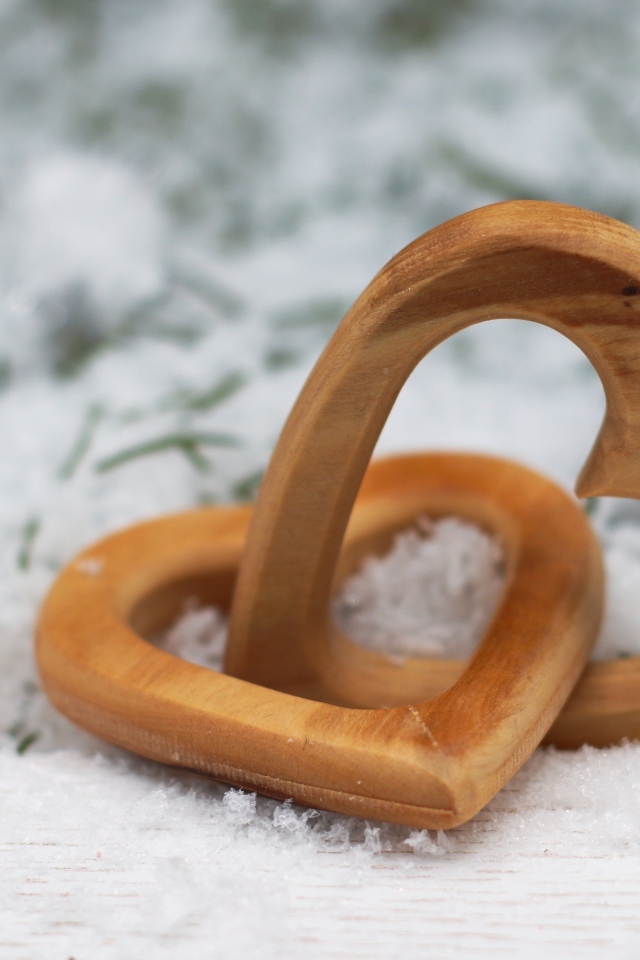 Два деревянных сердца на снегу