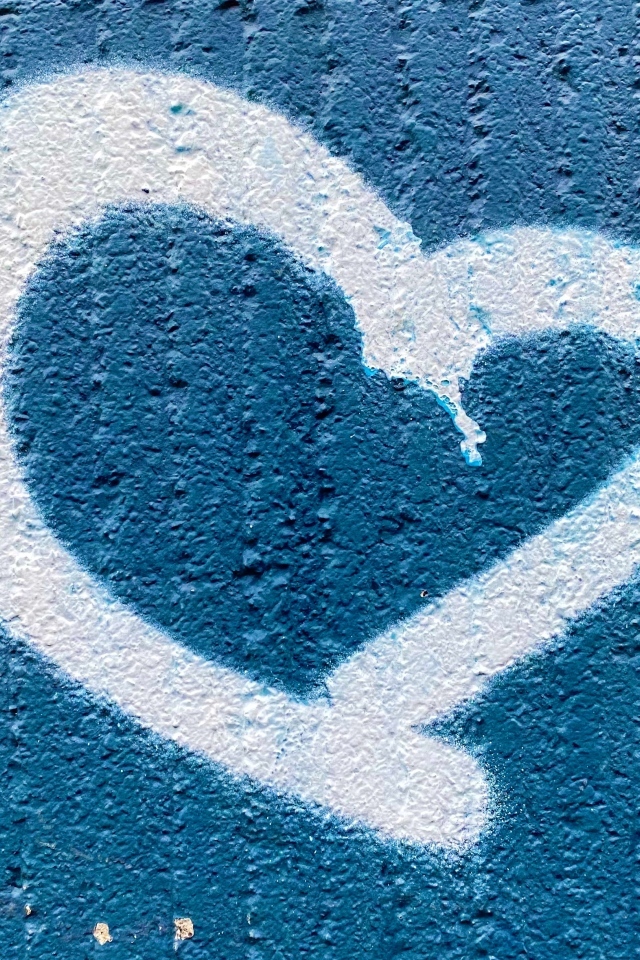 Белое сердце на синей стене