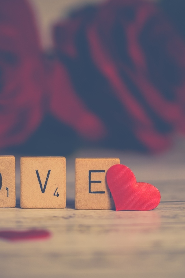 Деревянные кубики с надписью любовь с красным сердечком