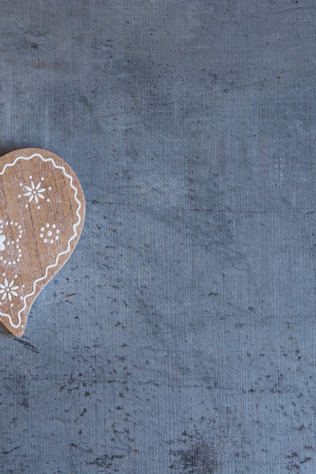 Деревянное сердце на нитке на сером фоне