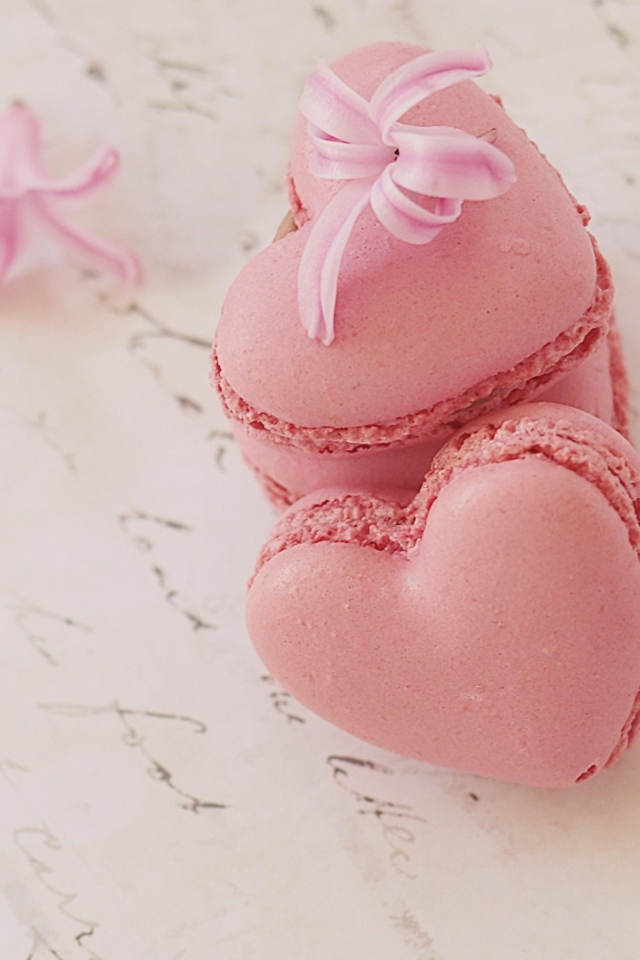 Розовый десерт макарун в форме сердца