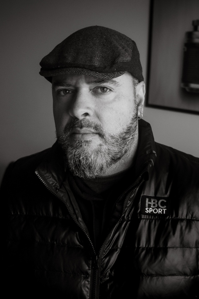 Бородатый мужчина в черной куртке