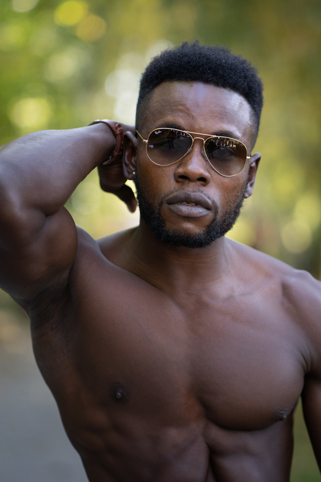 Накаченный сильный темнокожий мужчина