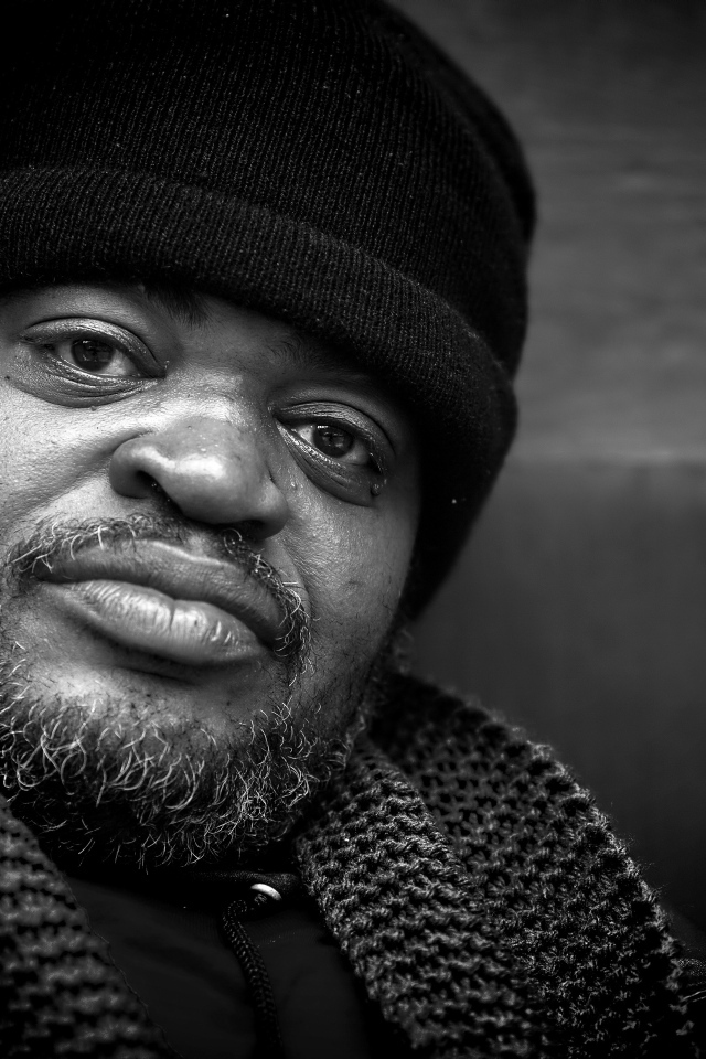 Пожилой темнокожий мужчина в черной шапке