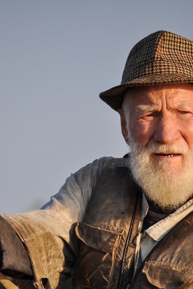 Пожилой мужчина рыбак 