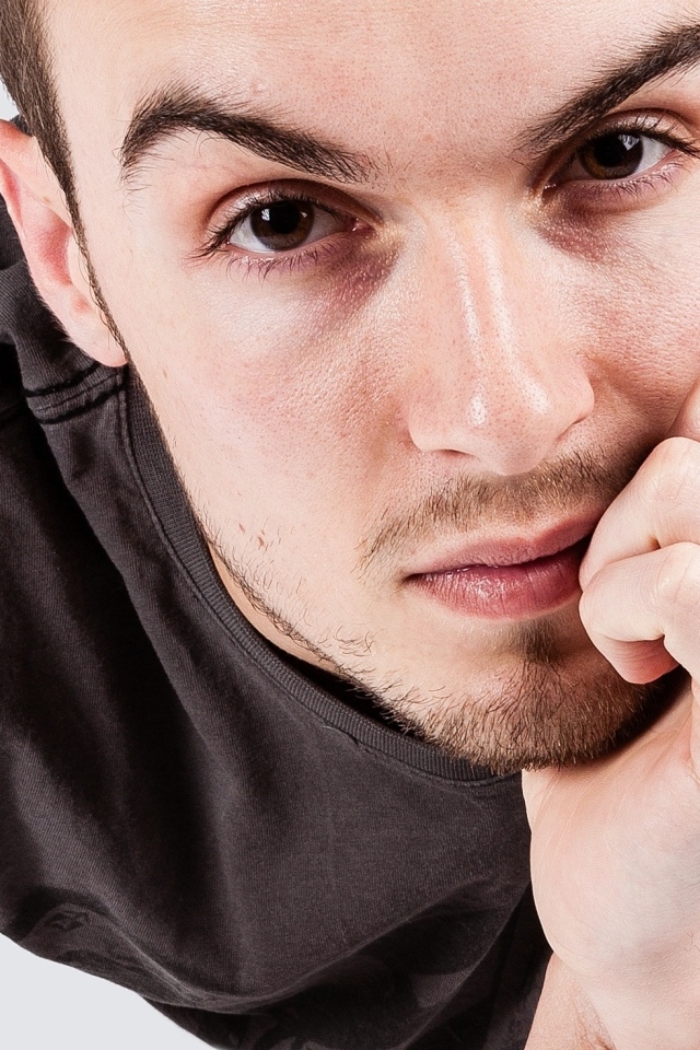 Красивый кареглазый мужчина в футболке