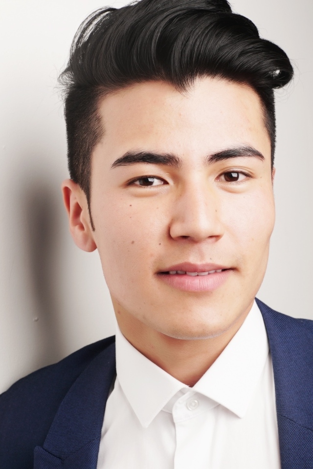 Красивый мужчина модель с прической