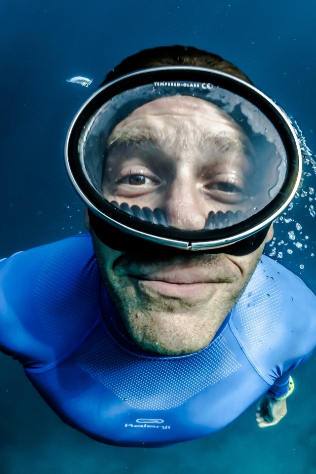 Мужчина водолаз в маске