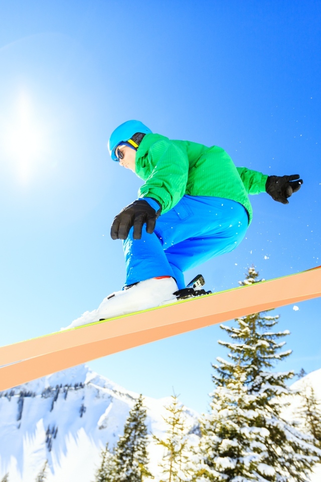 Мужчина сноубордист на заснеженном склоне