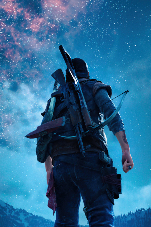 Мужчина солдат смотрит в небо