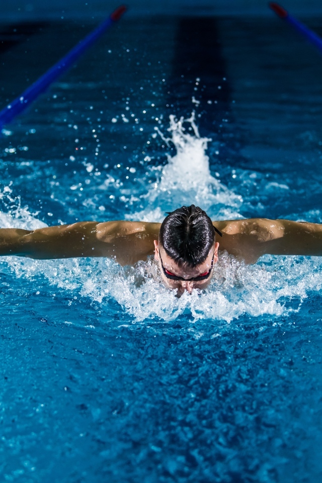 Мужчина пловец в бассейне