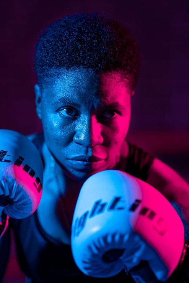 Мужчина в боксерских перчатках на черном фоне