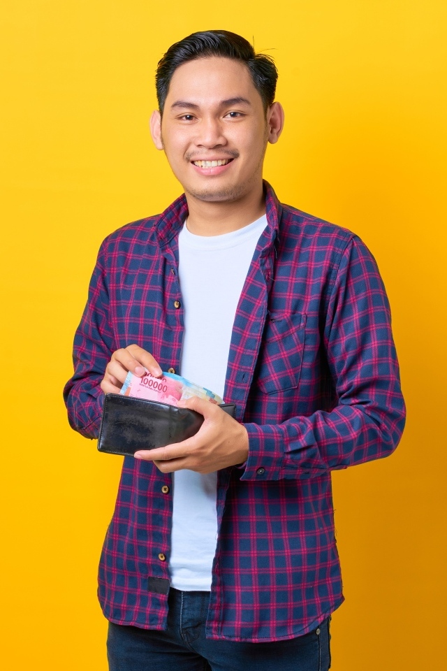 Улыбающийся мужчина с кошельком в руках