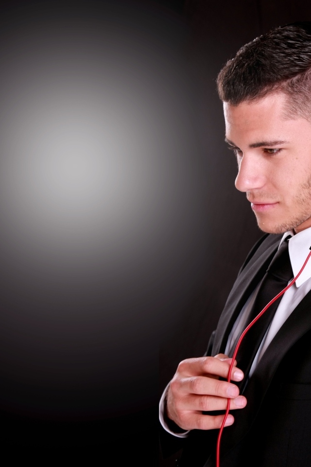 Стильный мужчина с наушниками на голове 