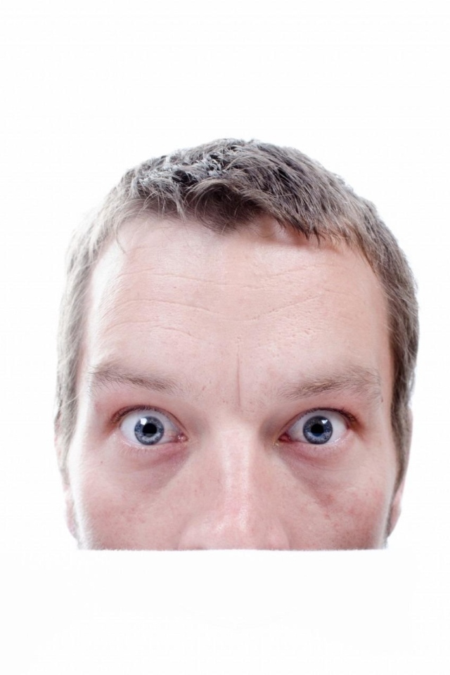 Удивленный взгляд мужчины на белом фоне