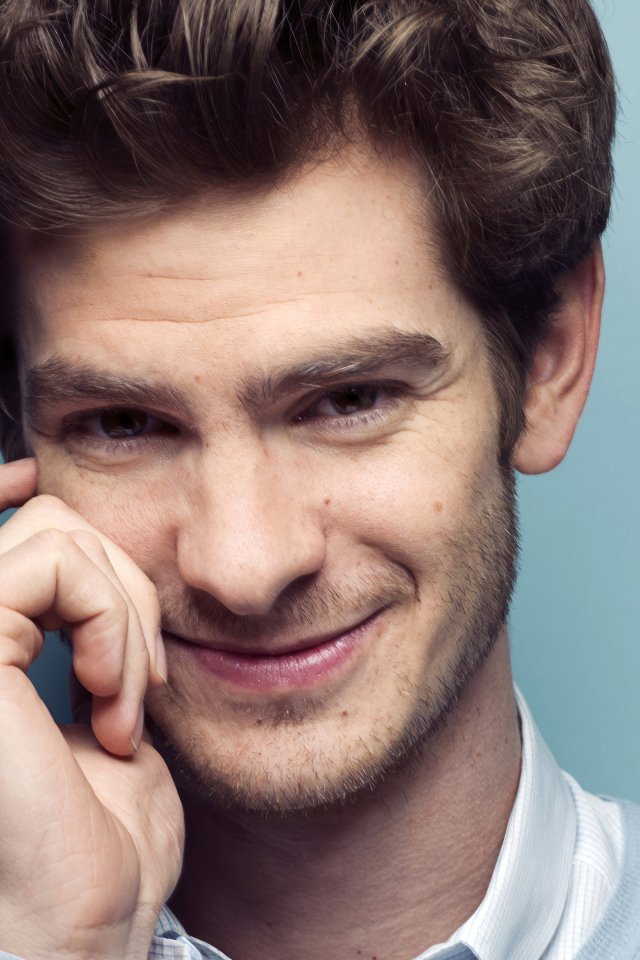 Актер Эндрю Гарфилд на сером фоне