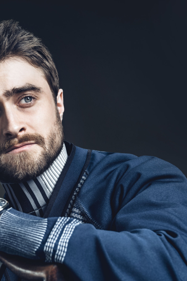 Актер Дэниел Рэдклифф в свитере на сером фоне