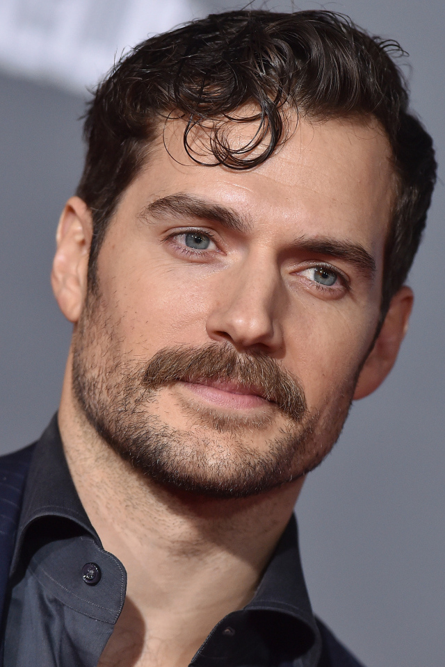 Актер Генри Кавилл с усами