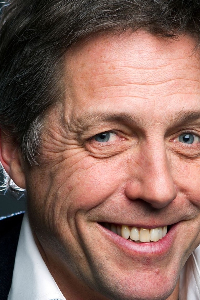 Актер Хью Грант с красивой улыбкой