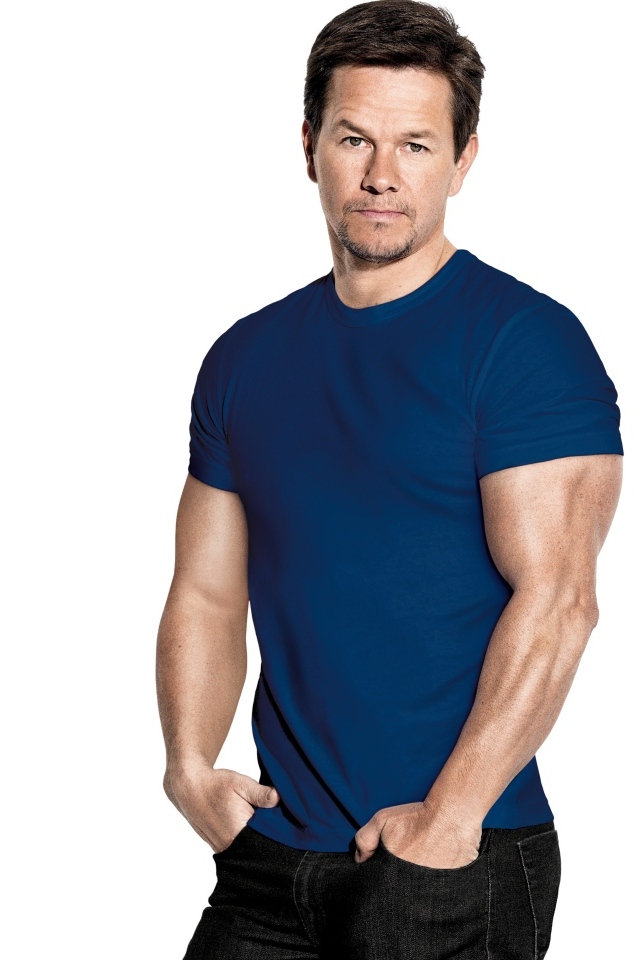 Актер Марк Уолберг в синей футболке на белом фоне