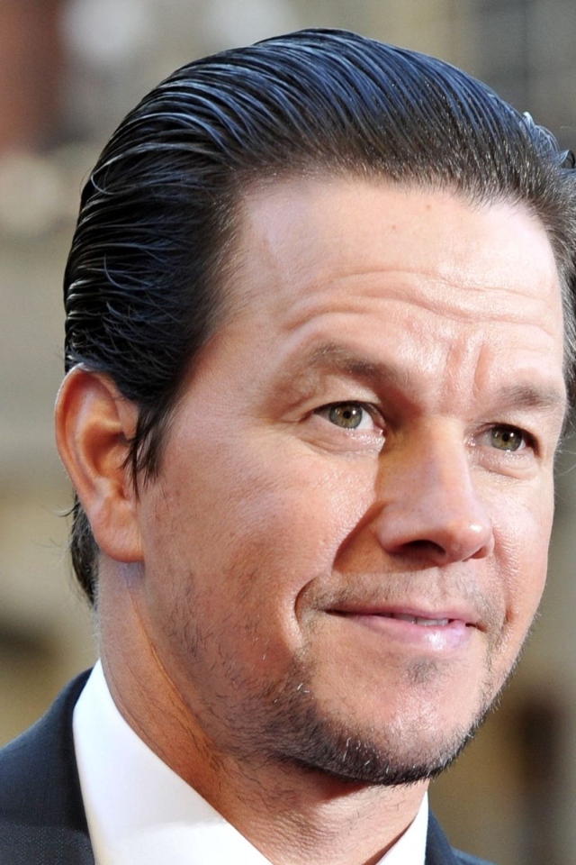 Актер Марк Уолберг  в костюме