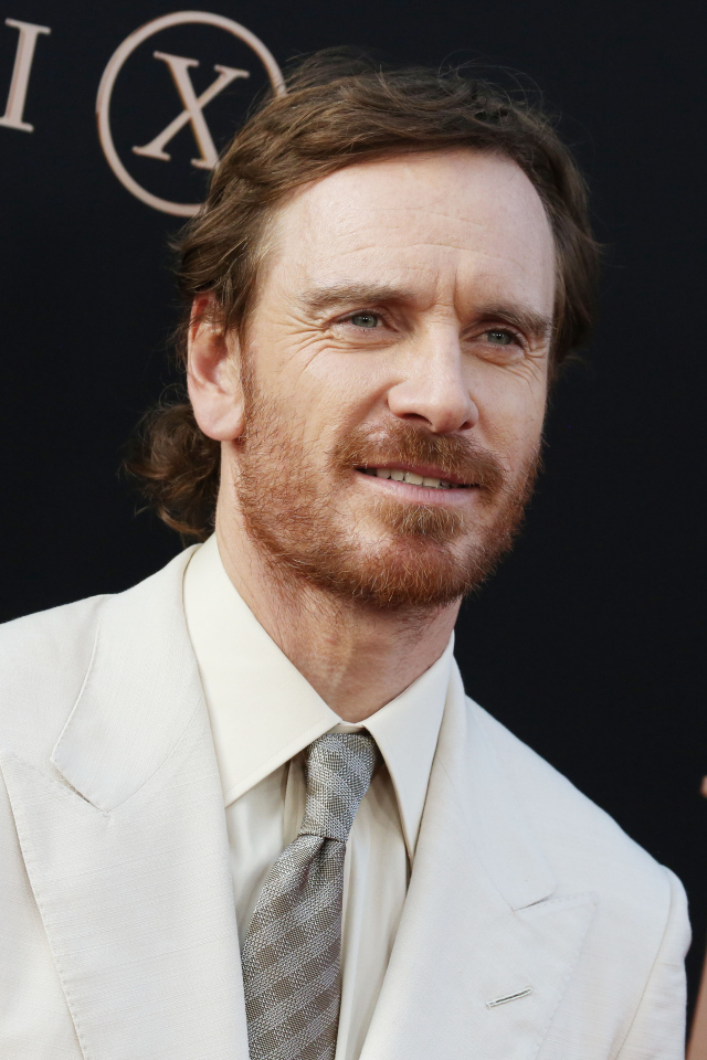 Актер Майкл Фассбендер в белом костюме