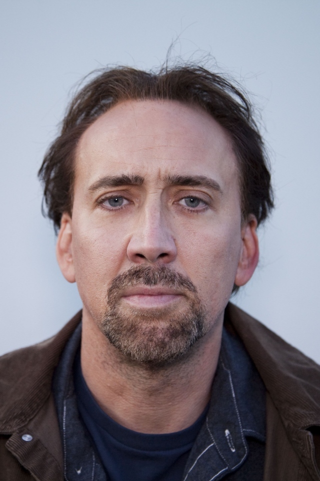 Актер Николас Кейдж на сером фоне